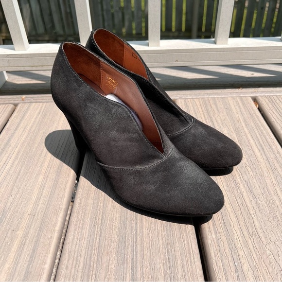 Eric Michael Black Suede Ankle Boots Sleek and Comfortable - Picture 1 of 8